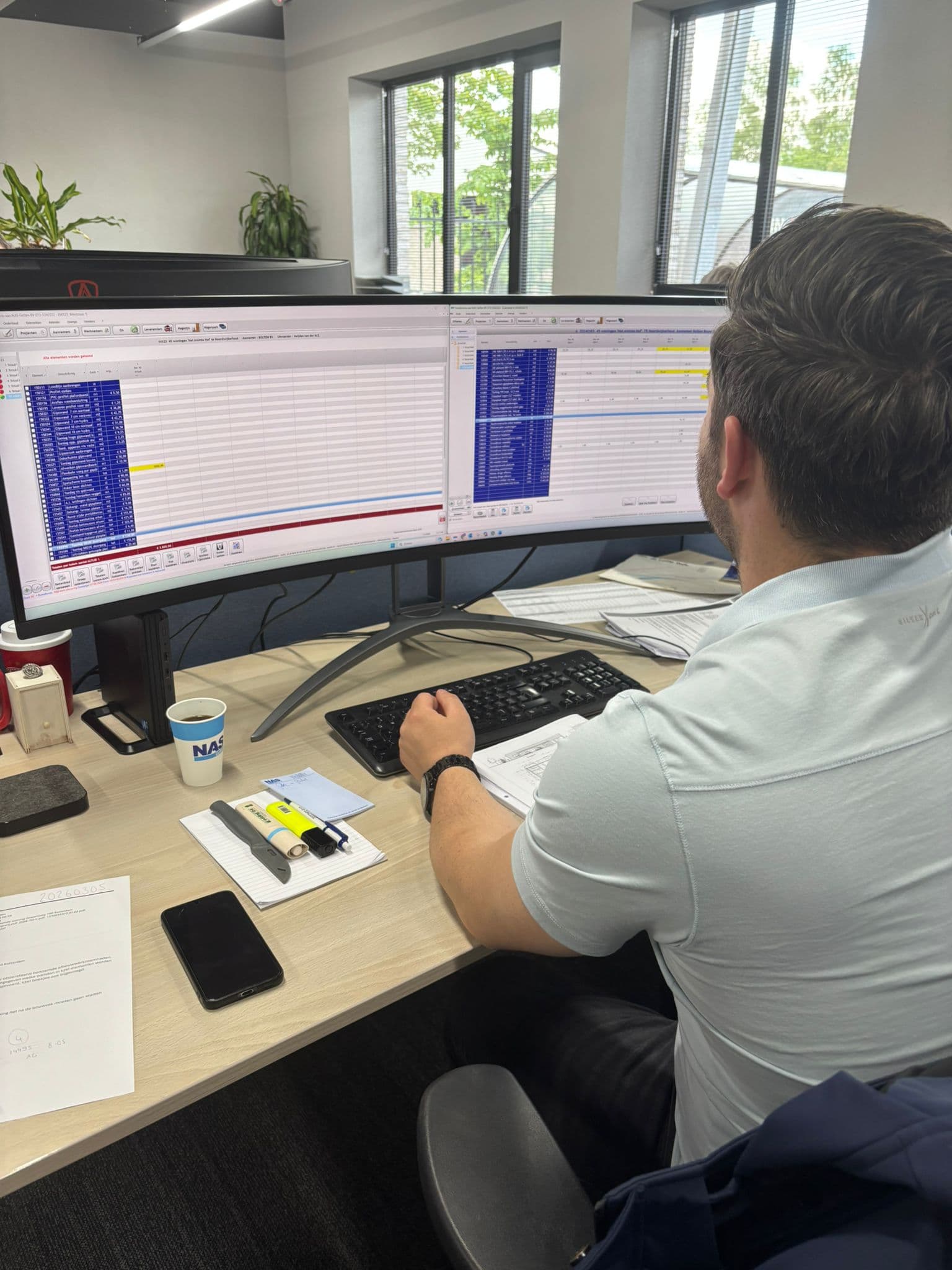 Medewerker van NAS Geffen werkt met de calculatiemodule van MSG Afbouw