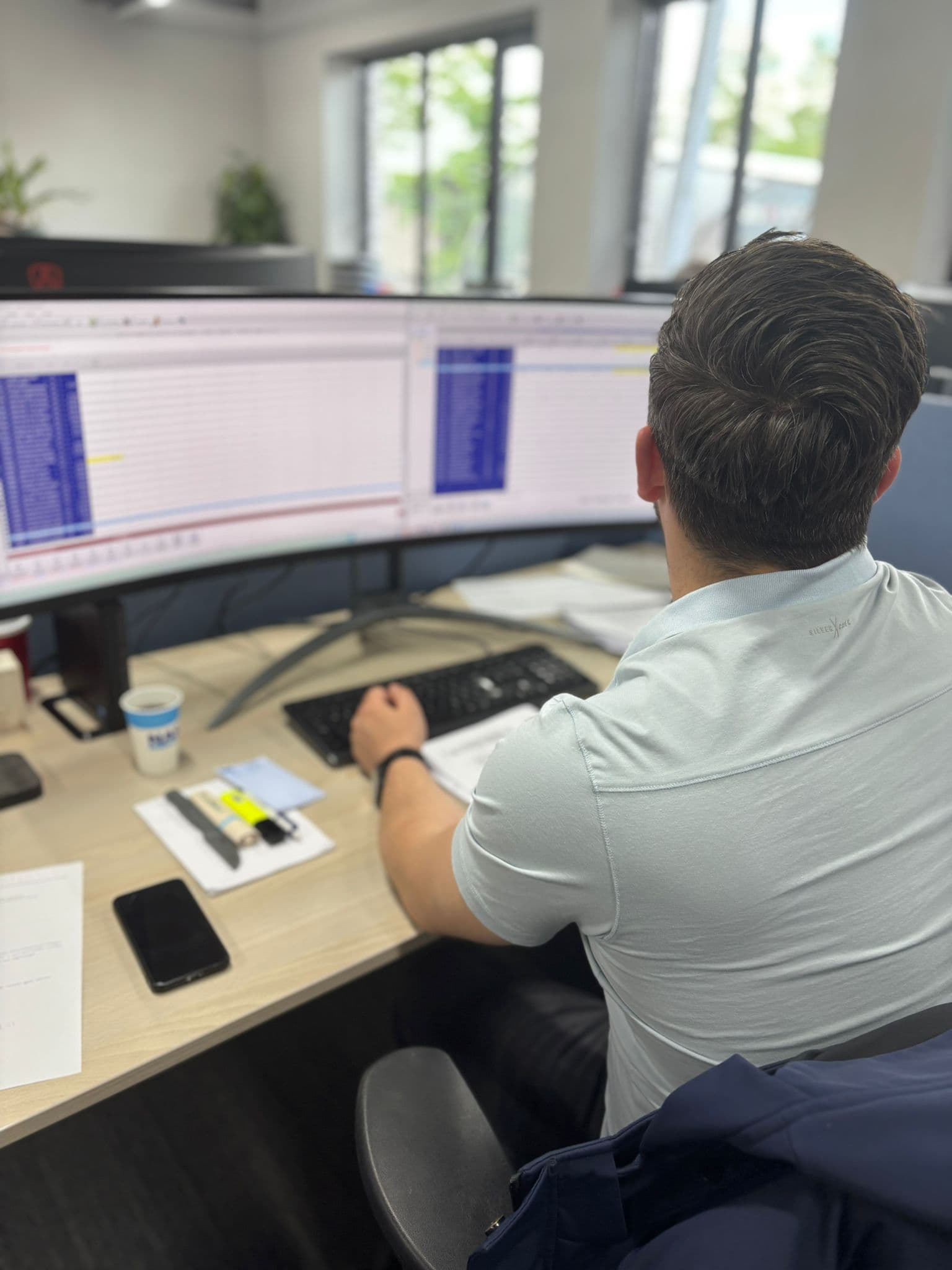 Medewerker werkt met MSG Afbouw software op kantoor